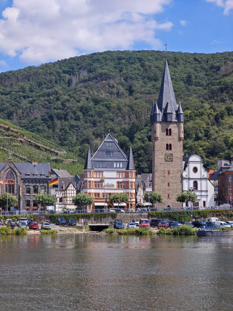 Altstadt Bernkastel Kues - der Turm der Pfarrkirche St. Michael prägen die Silhouette des Orts