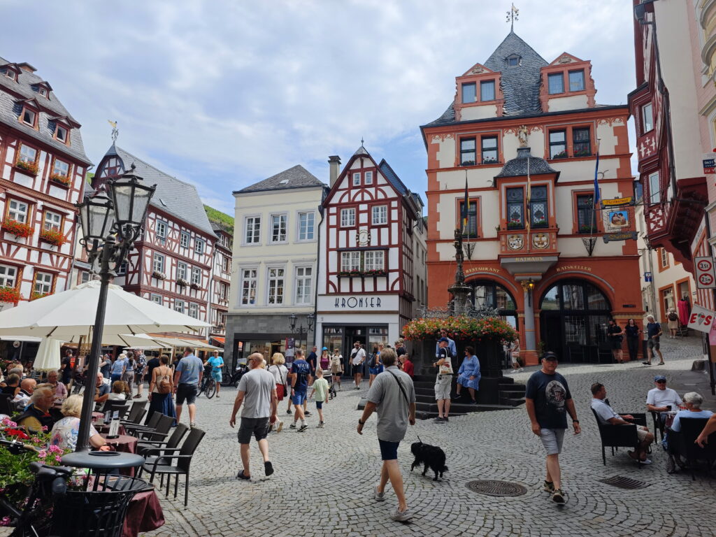 Bernkastel-Kues Marktplatz mit Blick auf das Rathaus - rechts im Bild