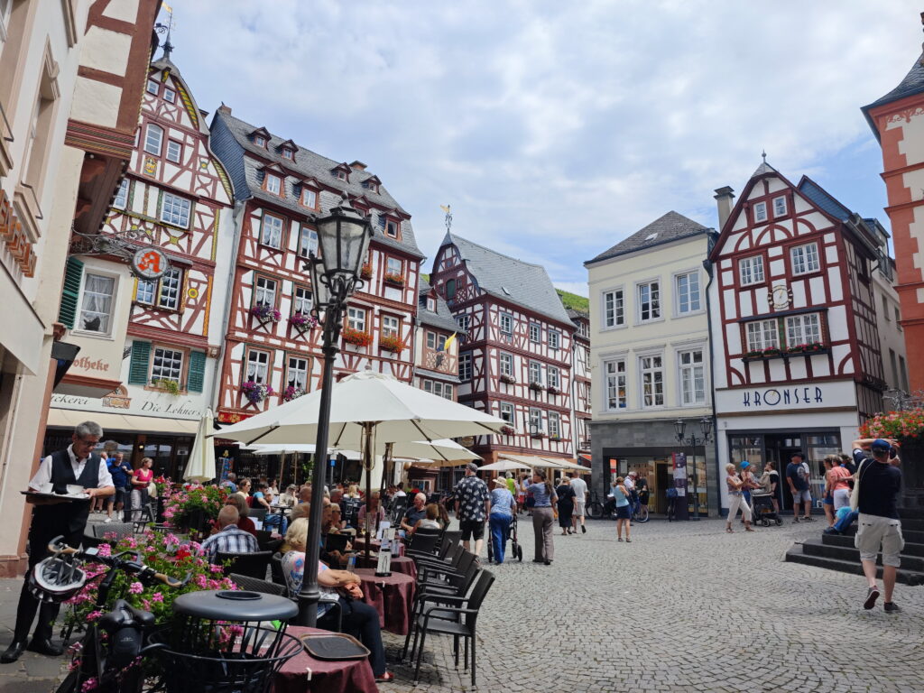 Bernkastel-Kues Marktplatz - am besten zu genießen in einem der Cafes