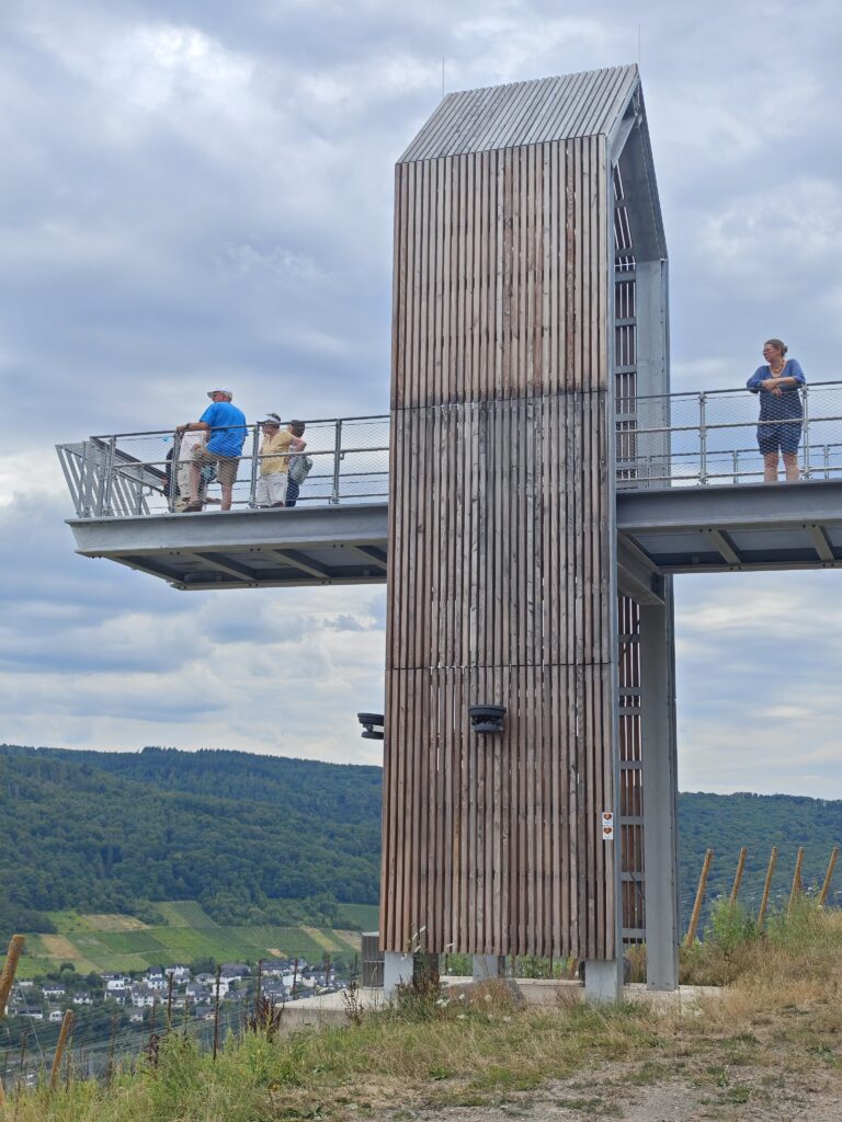 So schaut der Skywalk Bernkastel-Kues von unten aus