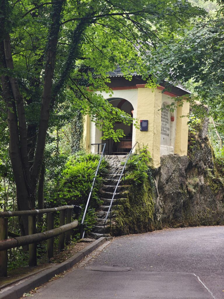 Die Tinkel Kapelle ist ein Bernkastel-Kues Geheimtipp - du findest sie oberhalb des Wasserfalls