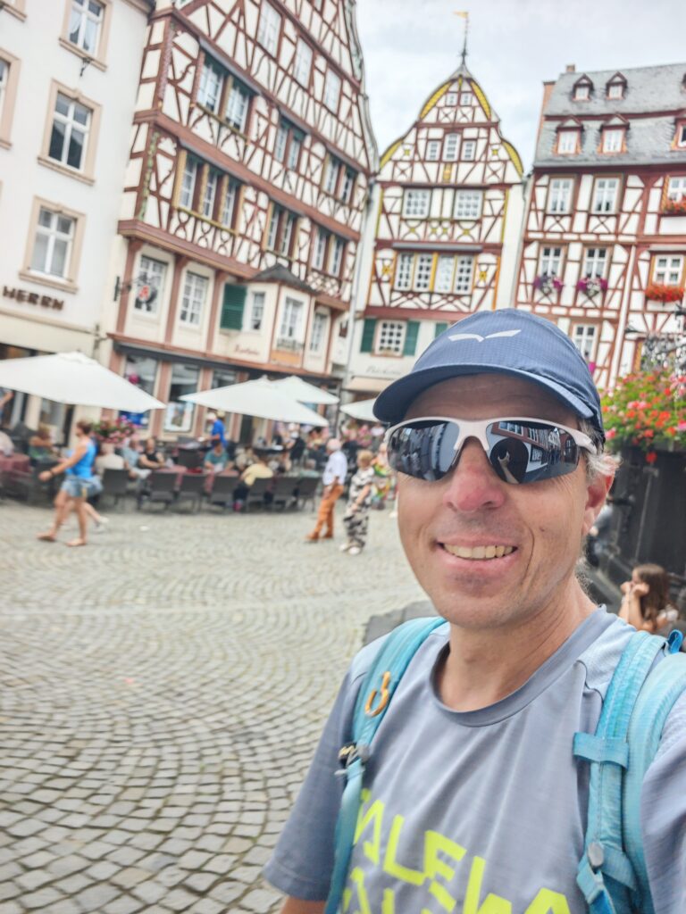 Autor Markus Schmidt in der Altstadt Bernkastel Kues